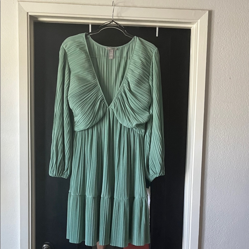 H&M Seafoam Green Pleated V-Neck Long Sleeve Dress